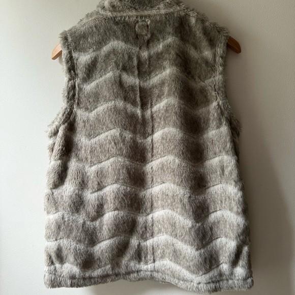 DYLAN silky-soft faux fur vest - Picture 2 of 7